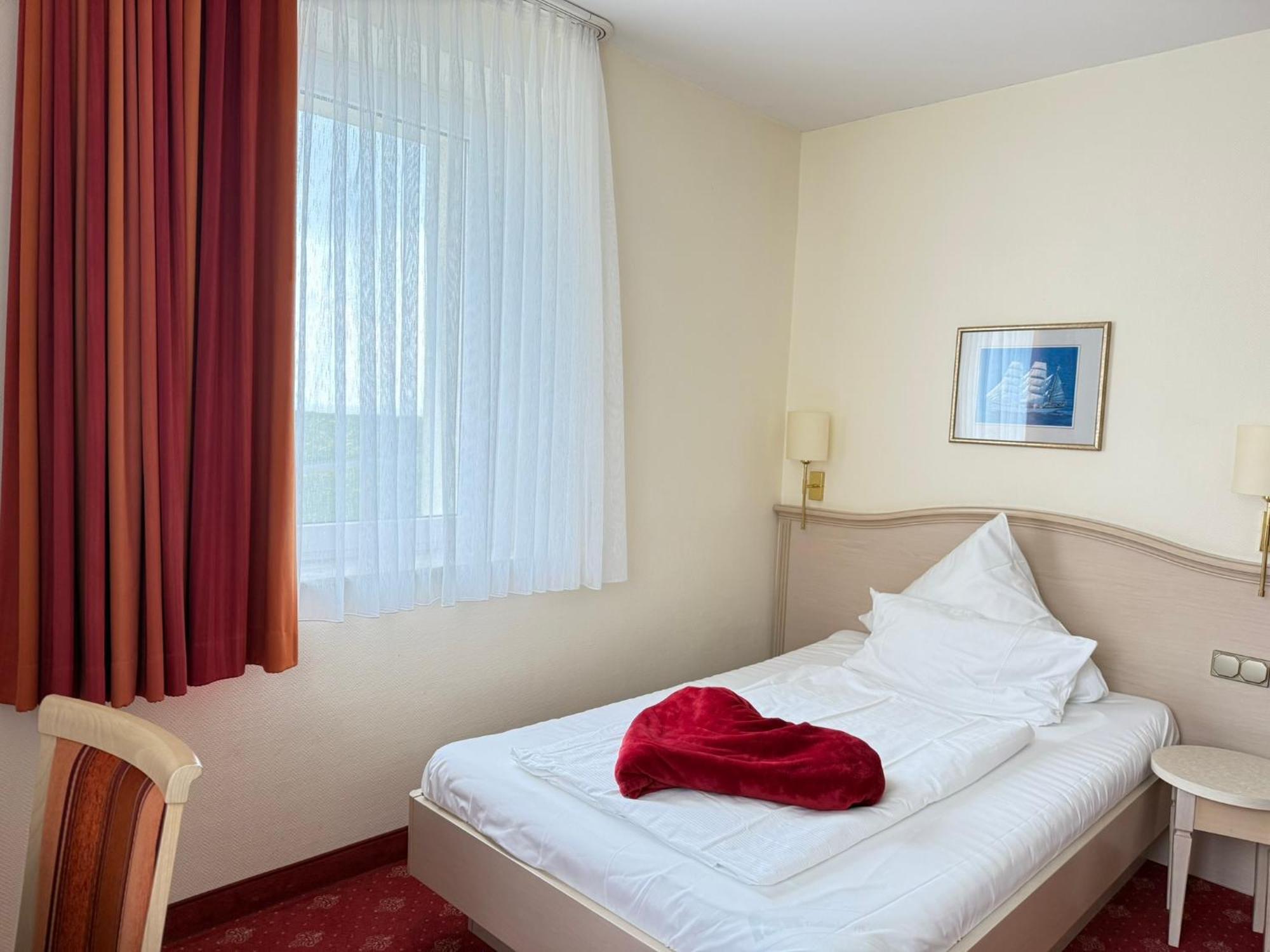 Seehotel Neue Liebe Куксхафен Экстерьер фото